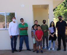 Vinte e cinco famílias que viviam em áreas de risco em Foz do Iguaçu receberam nesta sexta-feira (5) as chaves de novas moradias de graça. Elas foram beneficiadas por um projeto integrado do Governo do Paraná com a prefeitura e a Itapu Binacional que recebeu aproximadamente R$ 1,6 milhão de investimento da usina para o atendimento de pessoas em situação de vulnerabilidade social na cidade. (Foto: Prefeitura de Foz do Iguaçu)