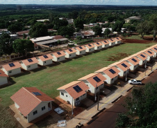 Vinte e cinco famílias que viviam em áreas de risco em Foz do Iguaçu receberam nesta sexta-feira (5) as chaves de novas moradias de graça. Elas foram beneficiadas por um projeto integrado do Governo do Paraná com a prefeitura e a Itapu Binacional que recebeu aproximadamente R$ 1,6 milhão de investimento da usina para o atendimento de pessoas em situação de vulnerabilidade social na cidade. (Foto: Prefeitura de Foz do Iguaçu)