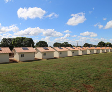 Vinte e cinco famílias que viviam em áreas de risco em Foz do Iguaçu receberam nesta sexta-feira (5) as chaves de novas moradias de graça. Elas foram beneficiadas por um projeto integrado do Governo do Paraná com a prefeitura e a Itapu Binacional que recebeu aproximadamente R$ 1,6 milhão de investimento da usina para o atendimento de pessoas em situação de vulnerabilidade social na cidade. (Foto: Prefeitura de Foz do Iguaçu)