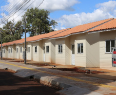 Vinte e cinco famílias que viviam em áreas de risco em Foz do Iguaçu receberam nesta sexta-feira (5) as chaves de novas moradias de graça. Elas foram beneficiadas por um projeto integrado do Governo do Paraná com a prefeitura e a Itapu Binacional que recebeu aproximadamente R$ 1,6 milhão de investimento da usina para o atendimento de pessoas em situação de vulnerabilidade social na cidade. (Foto: Prefeitura de Foz do Iguaçu)