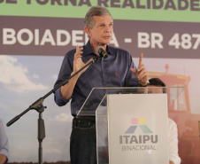 Nesta sexta-feira (5), o governador Carlos Massa Ratinho Junior e o diretor-geral de Itaipu, Joaquim Silva e Luna, estiveram no distrito de Santa Eliza, em Umuarama (Noroeste), para o lançamento da pedra fundamental da obra de revitalização da Estrada da Boiadeira.