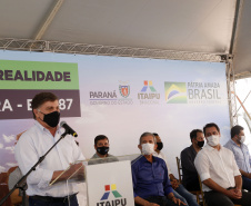 Nesta sexta-feira (5), o governador Carlos Massa Ratinho Junior e o diretor-geral de Itaipu, Joaquim Silva e Luna, estiveram no distrito de Santa Eliza, em Umuarama (Noroeste), para o lançamento da pedra fundamental da obra de revitalização da Estrada da Boiadeira. Foto: Gilson Abreu/AEN