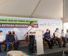 Nesta sexta-feira (5), o governador Carlos Massa Ratinho Junior e o diretor-geral de Itaipu, Joaquim Silva e Luna, estiveram no distrito de Santa Eliza, em Umuarama (Noroeste), para o lançamento da pedra fundamental da obra de revitalização da Estrada da Boiadeira. Foto: Gilson Abreu/AEN