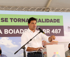 Nesta sexta-feira (5), o governador Carlos Massa Ratinho Junior e o diretor-geral de Itaipu, Joaquim Silva e Luna, estiveram no distrito de Santa Eliza, em Umuarama (Noroeste), para o lançamento da pedra fundamental da obra de revitalização da Estrada da Boiadeira. Foto: Gilson Abreu/AEN