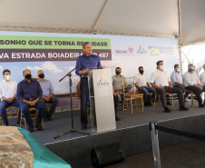 Nesta sexta-feira (5), o governador Carlos Massa Ratinho Junior e o diretor-geral de Itaipu, Joaquim Silva e Luna, estiveram no distrito de Santa Eliza, em Umuarama (Noroeste), para o lançamento da pedra fundamental da obra de revitalização da Estrada da Boiadeira. Foto: Gilson Abreu/AEN