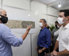 Nesta sexta-feira (5), o governador Carlos Massa Ratinho Junior e o diretor-geral de Itaipu, Joaquim Silva e Luna, estiveram no distrito de Santa Eliza, em Umuarama (Noroeste), para o lançamento da pedra fundamental da obra de revitalização da Estrada da Boiadeira. Foto: Gilson Abreu/AEN
