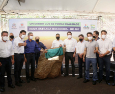 Nesta sexta-feira (5), o governador Carlos Massa Ratinho Junior e o diretor-geral de Itaipu, Joaquim Silva e Luna, estiveram no distrito de Santa Eliza, em Umuarama (Noroeste), para o lançamento da pedra fundamental da obra de revitalização da Estrada da Boiadeira. Foto: Gilson Abreu/AEN