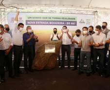 Nesta sexta-feira (5), o governador Carlos Massa Ratinho Junior e o diretor-geral de Itaipu, Joaquim Silva e Luna, estiveram no distrito de Santa Eliza, em Umuarama (Noroeste), para o lançamento da pedra fundamental da obra de revitalização da Estrada da Boiadeira. Foto: Gilson Abreu/AEN