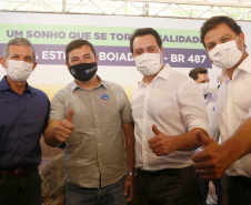 Nesta sexta-feira (5), o governador Carlos Massa Ratinho Junior e o diretor-geral de Itaipu, Joaquim Silva e Luna, estiveram no distrito de Santa Eliza, em Umuarama (Noroeste), para o lançamento da pedra fundamental da obra de revitalização da Estrada da Boiadeira. Foto: Gilson Abreu/AEN