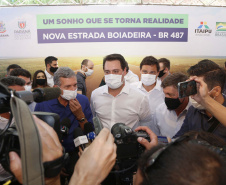 Nesta sexta-feira (5), o governador Carlos Massa Ratinho Junior e o diretor-geral de Itaipu, Joaquim Silva e Luna, estiveram no distrito de Santa Eliza, em Umuarama (Noroeste), para o lançamento da pedra fundamental da obra de revitalização da Estrada da Boiadeira. Foto: Gilson Abreu/AEN