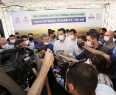 Nesta sexta-feira (5), o governador Carlos Massa Ratinho Junior e o diretor-geral de Itaipu, Joaquim Silva e Luna, estiveram no distrito de Santa Eliza, em Umuarama (Noroeste), para o lançamento da pedra fundamental da obra de revitalização da Estrada da Boiadeira. Foto: Gilson Abreu/AEN