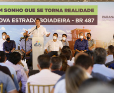 Nesta sexta-feira (5), o governador Carlos Massa Ratinho Junior e o diretor-geral de Itaipu, Joaquim Silva e Luna, estiveram no distrito de Santa Eliza, em Umuarama (Noroeste), para o lançamento da pedra fundamental da obra de revitalização da Estrada da Boiadeira.
Foto: Gilson Abreu/AEN