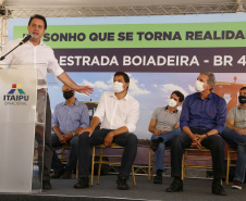 Nesta sexta-feira (5), o governador Carlos Massa Ratinho Junior e o diretor-geral de Itaipu, Joaquim Silva e Luna, estiveram no distrito de Santa Eliza, em Umuarama (Noroeste), para o lançamento da pedra fundamental da obra de revitalização da Estrada da Boiadeira.
Foto: Gilson Abreu/AEN