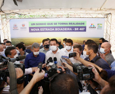 Nesta sexta-feira (5), o governador Carlos Massa Ratinho Junior e o diretor-geral de Itaipu, Joaquim Silva e Luna, estiveram no distrito de Santa Eliza, em Umuarama (Noroeste), para o lançamento da pedra fundamental da obra de revitalização da Estrada da Boiadeira.
Foto: Gilson Abreu/AEN