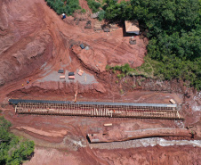 Nesta sexta-feira (5), o governador Carlos Massa Ratinho Junior e o diretor-geral de Itaipu, Joaquim Silva e Luna, estiveram no distrito de Santa Eliza, em Umuarama (Noroeste), para o lançamento da pedra fundamental da obra de revitalização da Estrada da Boiadeira.