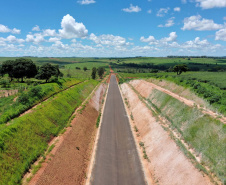 Nesta sexta-feira (5), o governador Carlos Massa Ratinho Junior e o diretor-geral de Itaipu, Joaquim Silva e Luna, estiveram no distrito de Santa Eliza, em Umuarama (Noroeste), para o lançamento da pedra fundamental da obra de revitalização da Estrada da Boiadeira.