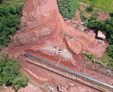 Nesta sexta-feira (5), o governador Carlos Massa Ratinho Junior e o diretor-geral de Itaipu, Joaquim Silva e Luna, estiveram no distrito de Santa Eliza, em Umuarama (Noroeste), para o lançamento da pedra fundamental da obra de revitalização da Estrada da Boiadeira.