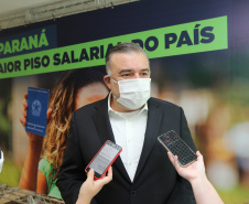 O governador Carlos Massa Ratinho Junior assina  nesta terca-feira (9),  o reajuste do salário mínimo regional acompanhado do vice-governador Darci Piana, do secretario da Justiça, Família e Trabalho (Sejuf), Ney Leprevost e do chefe da Casa Civil, Guto Silva.  Curitiba, 09/02/2021. Foto: Geraldo Bubniak/AEN