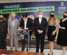 O governador Carlos Massa Ratinho Junior assina  nesta terca-feira (9),  o reajuste do salário mínimo regional acompanhado do vice-governador Darci Piana, do secretario da Justiça, Família e Trabalho (Sejuf), Ney Leprevost e do chefe da Casa Civil, Guto Silva.  Curitiba, 09/02/2021. Foto: Geraldo Bubniak/AEN