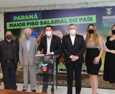 O governador Carlos Massa Ratinho Junior assina  nesta terca-feira (9),  o reajuste do salário mínimo regional acompanhado do vice-governador Darci Piana, do secretario da Justiça, Família e Trabalho (Sejuf), Ney Leprevost e do chefe da Casa Civil, Guto Silva.  Curitiba, 09/02/2021. Foto: Geraldo Bubniak/AEN