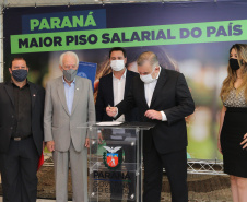 O governador Carlos Massa Ratinho Junior assina  nesta terca-feira (9),  o reajuste do salário mínimo regional acompanhado do vice-governador Darci Piana, do secretario da Justiça, Família e Trabalho (Sejuf), Ney Leprevost e do chefe da Casa Civil, Guto Silva.  Curitiba, 09/02/2021. Foto: Geraldo Bubniak/AEN