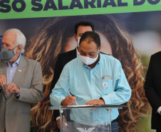 O governador Carlos Massa Ratinho Junior assina  nesta terca-feira (9),  o reajuste do salário mínimo regional acompanhado do vice-governador Darci Piana, do secretario da Justiça, Família e Trabalho (Sejuf), Ney Leprevost e do chefe da Casa Civil, Guto Silva.  Curitiba, 09/02/2021. Foto: Geraldo Bubniak/AEN