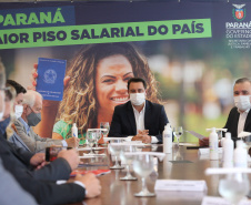 O governador Carlos Massa Ratinho Junior assina  nesta terca-feira (9),  o reajuste do salário mínimo regional acompanhado do vice-governador Darci Piana, do secretario da Justiça, Família e Trabalho (Sejuf), Ney Leprevost e do chefe da Casa Civil, Guto Silva.  Curitiba, 09/02/2021. Foto: Geraldo Bubniak/AEN