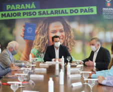 O governador Carlos Massa Ratinho Junior assina  nesta terca-feira (9),  o reajuste do salário mínimo regional acompanhado do vice-governador Darci Piana, do secretario da Justiça, Família e Trabalho (Sejuf), Ney Leprevost e do chefe da Casa Civil, Guto Silva.  Curitiba, 09/02/2021. Foto: Geraldo Bubniak/AEN