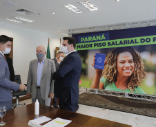 O governador Carlos Massa Ratinho Junior ratificou nesta terça-feira (9) os novos valores do salário mínimo regional do Paraná, que se mantém como o maior do País. Dividido em quatro faixas salariais, que variam de R$ 1.467,40 a R$ 1.696,20, conforme a categoria, o reajuste foi aprovado pelo Conselho Estadual do Trabalho, Emprego e Renda (Ceter), vinculado à Secretaria de Estado da Justiça, Família e Trabalho.