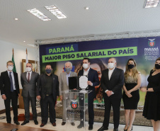 O governador Carlos Massa Ratinho Junior ratificou nesta terça-feira (9) os novos valores do salário mínimo regional do Paraná, que se mantém como o maior do País. Dividido em quatro faixas salariais, que variam de R$ 1.467,40 a R$ 1.696,20, conforme a categoria, o reajuste foi aprovado pelo Conselho Estadual do Trabalho, Emprego e Renda (Ceter), vinculado à Secretaria de Estado da Justiça, Família e Trabalho.