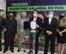 O governador Carlos Massa Ratinho Junior ratificou nesta terça-feira (9) os novos valores do salário mínimo regional do Paraná, que se mantém como o maior do País. Dividido em quatro faixas salariais, que variam de R$ 1.467,40 a R$ 1.696,20, conforme a categoria, o reajuste foi aprovado pelo Conselho Estadual do Trabalho, Emprego e Renda (Ceter), vinculado à Secretaria de Estado da Justiça, Família e Trabalho.