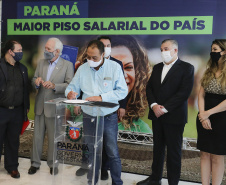 O governador Carlos Massa Ratinho Junior ratificou nesta terça-feira (9) os novos valores do salário mínimo regional do Paraná, que se mantém como o maior do País. Dividido em quatro faixas salariais, que variam de R$ 1.467,40 a R$ 1.696,20, conforme a categoria, o reajuste foi aprovado pelo Conselho Estadual do Trabalho, Emprego e Renda (Ceter), vinculado à Secretaria de Estado da Justiça, Família e Trabalho.