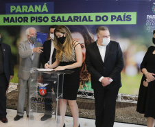 O governador Carlos Massa Ratinho Junior ratificou nesta terça-feira (9) os novos valores do salário mínimo regional do Paraná, que se mantém como o maior do País. Dividido em quatro faixas salariais, que variam de R$ 1.467,40 a R$ 1.696,20, conforme a categoria, o reajuste foi aprovado pelo Conselho Estadual do Trabalho, Emprego e Renda (Ceter), vinculado à Secretaria de Estado da Justiça, Família e Trabalho.