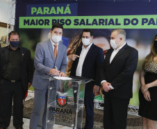 O governador Carlos Massa Ratinho Junior ratificou nesta terça-feira (9) os novos valores do salário mínimo regional do Paraná, que se mantém como o maior do País. Dividido em quatro faixas salariais, que variam de R$ 1.467,40 a R$ 1.696,20, conforme a categoria, o reajuste foi aprovado pelo Conselho Estadual do Trabalho, Emprego e Renda (Ceter), vinculado à Secretaria de Estado da Justiça, Família e Trabalho.