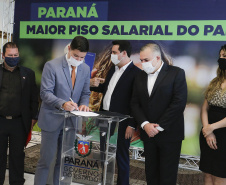 O governador Carlos Massa Ratinho Junior ratificou nesta terça-feira (9) os novos valores do salário mínimo regional do Paraná, que se mantém como o maior do País. Dividido em quatro faixas salariais, que variam de R$ 1.467,40 a R$ 1.696,20, conforme a categoria, o reajuste foi aprovado pelo Conselho Estadual do Trabalho, Emprego e Renda (Ceter), vinculado à Secretaria de Estado da Justiça, Família e Trabalho.