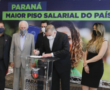 O governador Carlos Massa Ratinho Junior ratificou nesta terça-feira (9) os novos valores do salário mínimo regional do Paraná, que se mantém como o maior do País. Dividido em quatro faixas salariais, que variam de R$ 1.467,40 a R$ 1.696,20, conforme a categoria, o reajuste foi aprovado pelo Conselho Estadual do Trabalho, Emprego e Renda (Ceter), vinculado à Secretaria de Estado da Justiça, Família e Trabalho.