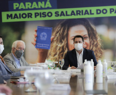 O governador Carlos Massa Ratinho Junior ratificou nesta terça-feira (9) os novos valores do salário mínimo regional do Paraná, que se mantém como o maior do País. Dividido em quatro faixas salariais, que variam de R$ 1.467,40 a R$ 1.696,20, conforme a categoria, o reajuste foi aprovado pelo Conselho Estadual do Trabalho, Emprego e Renda (Ceter), vinculado à Secretaria de Estado da Justiça, Família e Trabalho.