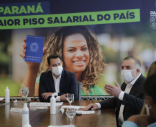 O governador Carlos Massa Ratinho Junior ratificou nesta terça-feira (9) os novos valores do salário mínimo regional do Paraná, que se mantém como o maior do País. Dividido em quatro faixas salariais, que variam de R$ 1.467,40 a R$ 1.696,20, conforme a categoria, o reajuste foi aprovado pelo Conselho Estadual do Trabalho, Emprego e Renda (Ceter), vinculado à Secretaria de Estado da Justiça, Família e Trabalho.