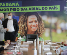 O governador Carlos Massa Ratinho Junior ratificou nesta terça-feira (9) os novos valores do salário mínimo regional do Paraná, que se mantém como o maior do País. Dividido em quatro faixas salariais, que variam de R$ 1.467,40 a R$ 1.696,20, conforme a categoria, o reajuste foi aprovado pelo Conselho Estadual do Trabalho, Emprego e Renda (Ceter), vinculado à Secretaria de Estado da Justiça, Família e Trabalho.