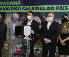 O governador Carlos Massa Ratinho Junior ratificou nesta terça-feira (9) os novos valores do salário mínimo regional do Paraná, que se mantém como o maior do País. Dividido em quatro faixas salariais, que variam de R$ 1.467,40 a R$ 1.696,20, conforme a categoria, o reajuste foi aprovado pelo Conselho Estadual do Trabalho, Emprego e Renda (Ceter), vinculado à Secretaria de Estado da Justiça, Família e Trabalho.