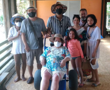 A cadeira anfíbia, com pneus adaptados, facilitou a vida de dona Francisca Alves de Lima, 75 anos, ao visitar a Ilha do Mel, no Litoral do Paraná. Com má circulação nas pernas, ela foi a primeira usuária do benefício, disponibilizado pelo Instituto Água e Terra (IAT) desde o dia 7 de janeiro deste ano.  -  Foto: Divulgação SEDEST/IAT