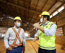 O Grupo de Trabalho do Plano Estadual Ferroviário (GT Ferrovias) realizou, nesta terça-feira (9), a primeira visita técnica ao Porto de Paranaguá. In loco, a comitiva conheceu os projetos que a Portos do Paraná desenvolve para aumentar a participação dessa matriz modal no transporte de carga. A pauta do encontro foi a importância da integração. Imagens: Claudio Neves/Portos do Paraná