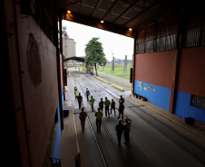 O Grupo de Trabalho do Plano Estadual Ferroviário (GT Ferrovias) realizou, nesta terça-feira (9), a primeira visita técnica ao Porto de Paranaguá. In loco, a comitiva conheceu os projetos que a Portos do Paraná desenvolve para aumentar a participação dessa matriz modal no transporte de carga. A pauta do encontro foi a importância da integração. Imagens: Claudio Neves/Portos do Paraná