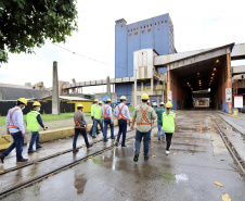 O Grupo de Trabalho do Plano Estadual Ferroviário (GT Ferrovias) realizou, nesta terça-feira (9), a primeira visita técnica ao Porto de Paranaguá. In loco, a comitiva conheceu os projetos que a Portos do Paraná desenvolve para aumentar a participação dessa matriz modal no transporte de carga. A pauta do encontro foi a importância da integração. Imagens: Claudio Neves/Portos do Paraná