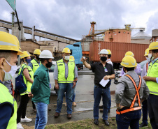 O Grupo de Trabalho do Plano Estadual Ferroviário (GT Ferrovias) realizou, nesta terça-feira (9), a primeira visita técnica ao Porto de Paranaguá. In loco, a comitiva conheceu os projetos que a Portos do Paraná desenvolve para aumentar a participação dessa matriz modal no transporte de carga. A pauta do encontro foi a importância da integração. Imagens: Claudio Neves/Portos do Paraná