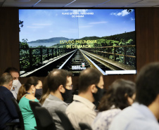 O Grupo de Trabalho do Plano Estadual Ferroviário (GT Ferrovias) realizou, nesta terça-feira (9), a primeira visita técnica ao Porto de Paranaguá. In loco, a comitiva conheceu os projetos que a Portos do Paraná desenvolve para aumentar a participação dessa matriz modal no transporte de carga. A pauta do encontro foi a importância da integração. Imagens: Claudio Neves/Portos do Paraná