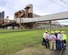 O Grupo de Trabalho do Plano Estadual Ferroviário (GT Ferrovias) realizou, nesta terça-feira (9), a primeira visita técnica ao Porto de Paranaguá. In loco, a comitiva conheceu os projetos que a Portos do Paraná desenvolve para aumentar a participação dessa matriz modal no transporte de carga. A pauta do encontro foi a importância da integração. Imagens: Claudio Neves/Portos do Paraná