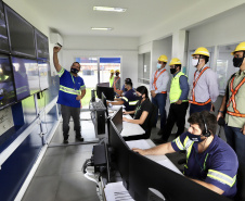 O Grupo de Trabalho do Plano Estadual Ferroviário (GT Ferrovias) realizou, nesta terça-feira (9), a primeira visita técnica ao Porto de Paranaguá. In loco, a comitiva conheceu os projetos que a Portos do Paraná desenvolve para aumentar a participação dessa matriz modal no transporte de carga. A pauta do encontro foi a importância da integração. Imagens: Claudio Neves/Portos do Paraná