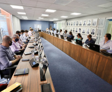 O Grupo de Trabalho do Plano Estadual Ferroviário (GT Ferrovias) realizou, nesta terça-feira (9), a primeira visita técnica ao Porto de Paranaguá. In loco, a comitiva conheceu os projetos que a Portos do Paraná desenvolve para aumentar a participação dessa matriz modal no transporte de carga. A pauta do encontro foi a importância da integração. Imagens: Claudio Neves/Portos do Paraná