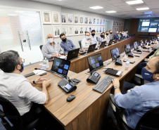 O Grupo de Trabalho do Plano Estadual Ferroviário (GT Ferrovias) realizou, nesta terça-feira (9), a primeira visita técnica ao Porto de Paranaguá. In loco, a comitiva conheceu os projetos que a Portos do Paraná desenvolve para aumentar a participação dessa matriz modal no transporte de carga. A pauta do encontro foi a importância da integração. Imagens: Claudio Neves/Portos do Paraná